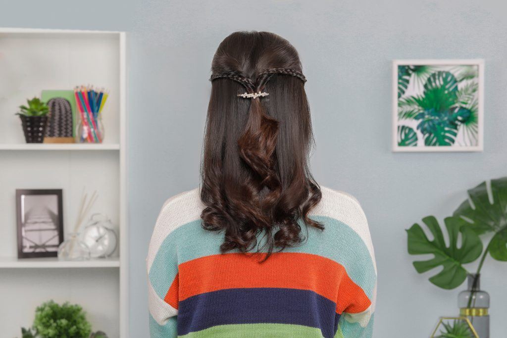 ผู้หญิงเอเชียผมยาวสีดำ ทรงผมทำเองง่ายๆ