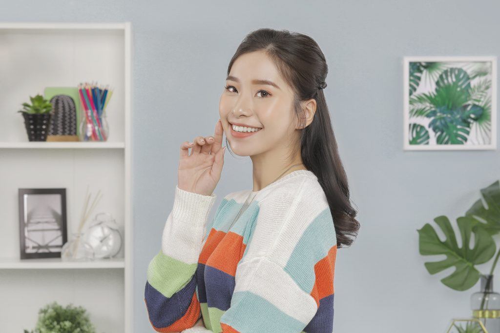 ผู้หญิงเอเชียผมยาวสีดำ ทรงผมทำเองง่ายๆ