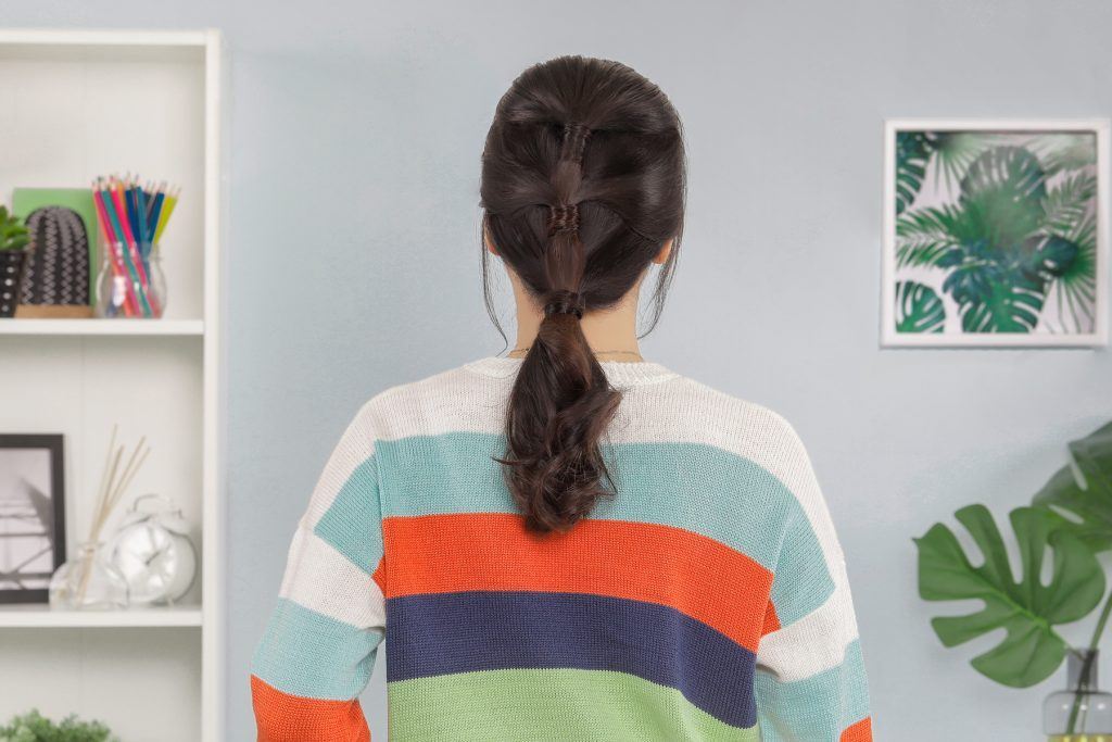 ผู้หญิงเอเชียผมยาวสีดำ ทรงผมทำเองง่ายๆ