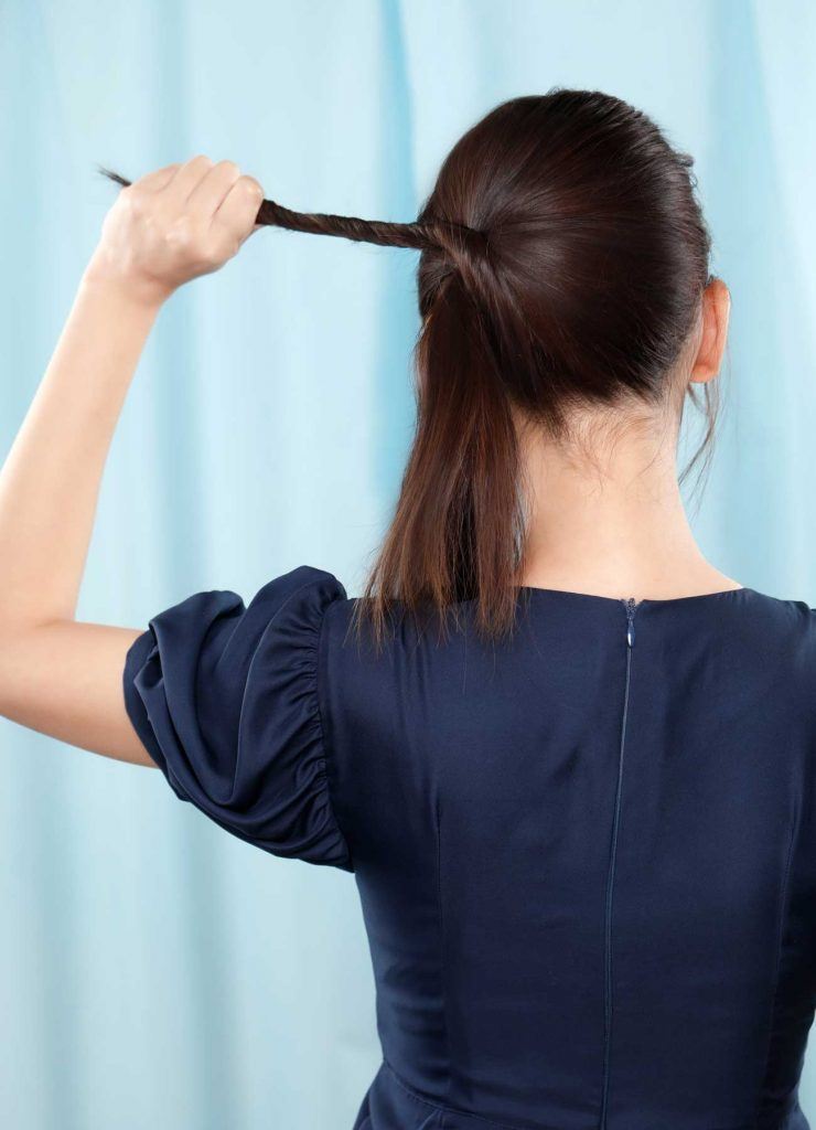 ผู้หญิงเอเชียผมยาวสีดำ กำลังบิดเกลียมผม