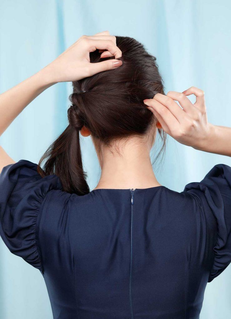 ผู้หญิงเอเชียผมยาวสีดำ กำลังดึงผม