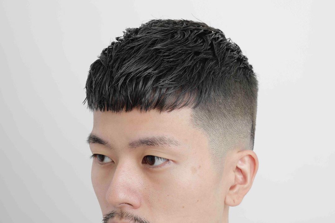 ผู้ชายเอเชีย ผมสีดำ ทรงผมรองทรง