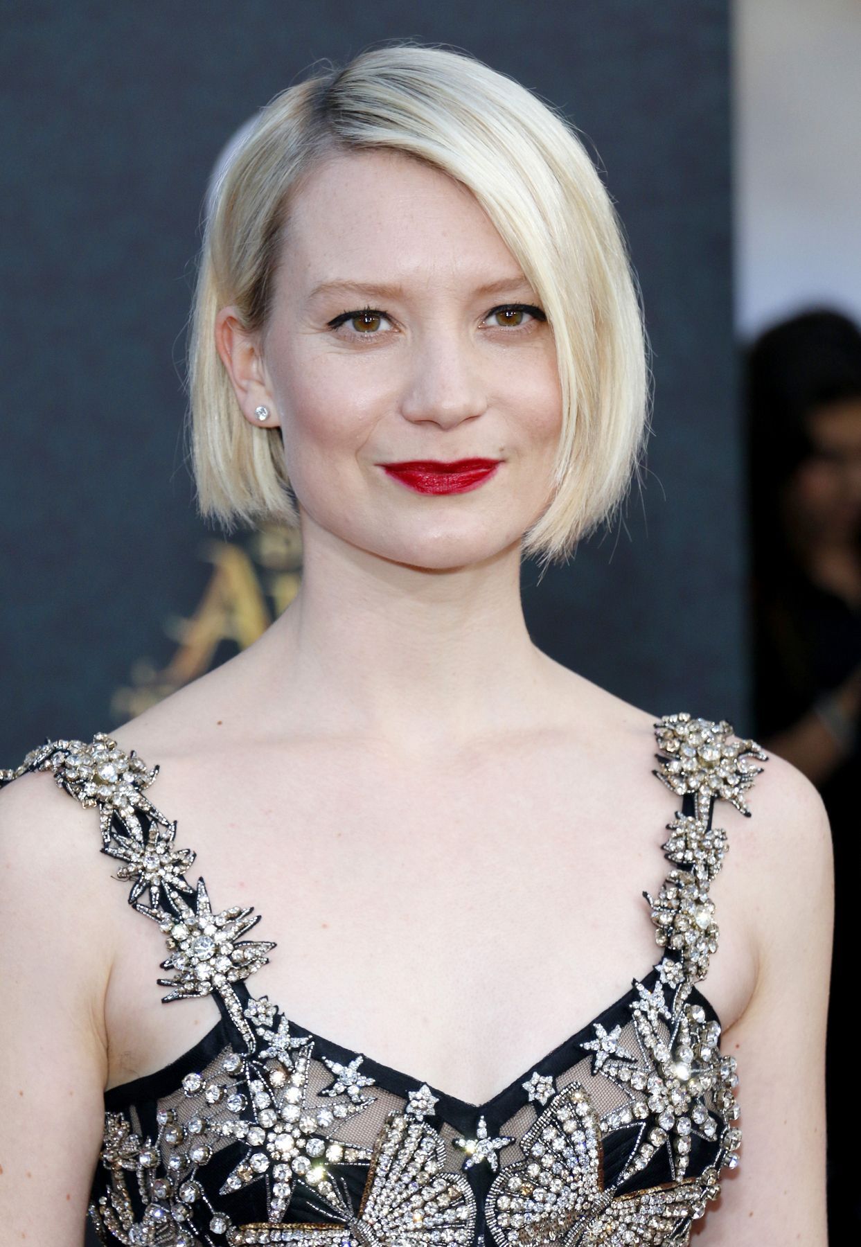 ผมสั้นตรงแสกข้างลึกๆ (Credit: Rex by Shutterstock)