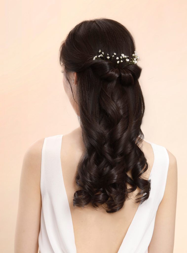 ผู้หญิงเอเชียผมยาวสีดำ ทรงผมเพื่อนเจ้าสาว ทรงผมไปงานแต่ง