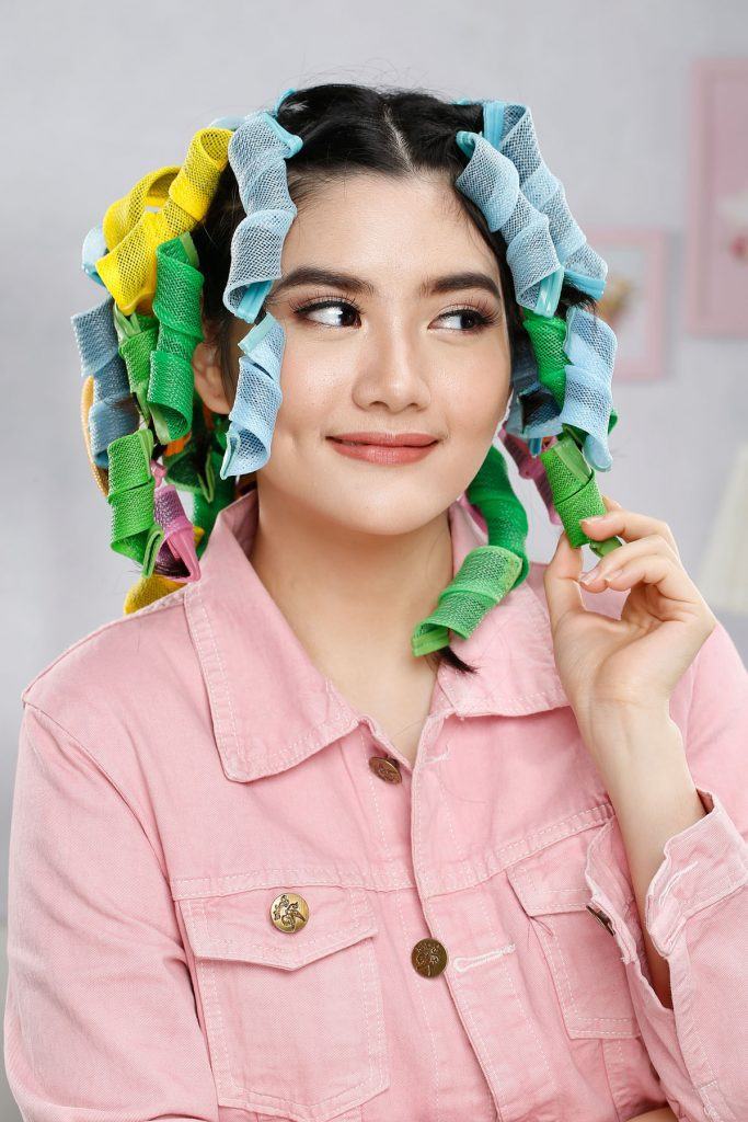 ผู้หญิงเอเชียผมยาวดัดผมลอนใช้โรลม้วนผมโปเต้