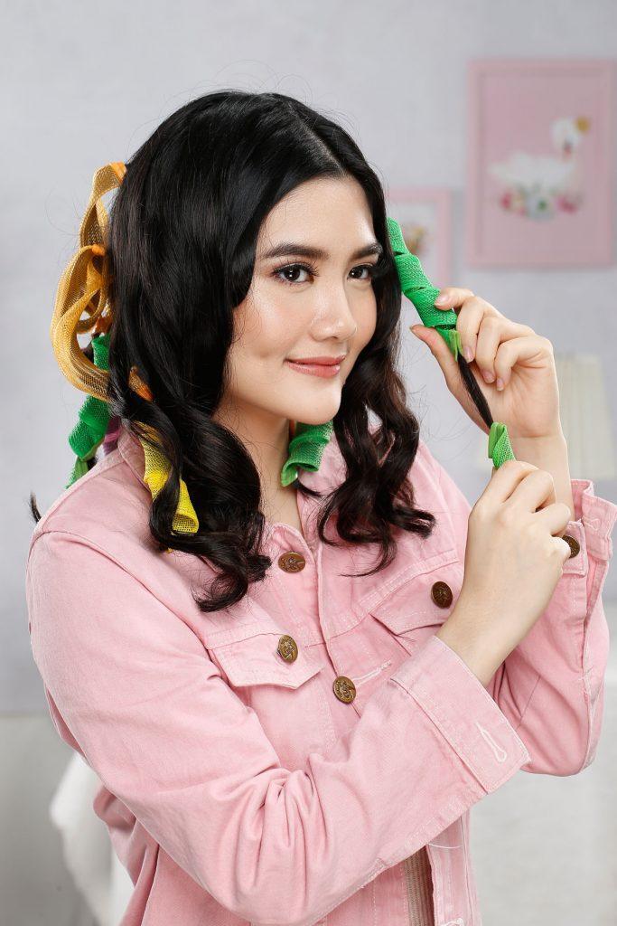 ผู้หญิงเอเชียผมยาวดัดผมลอนใช้โรลม้วนผมโปเต้