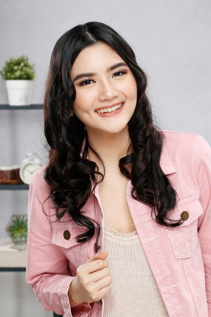 ผู้หญิงเอเชียผมยาวดัดผมลอนใช้โรลม้วนผมโปเต้