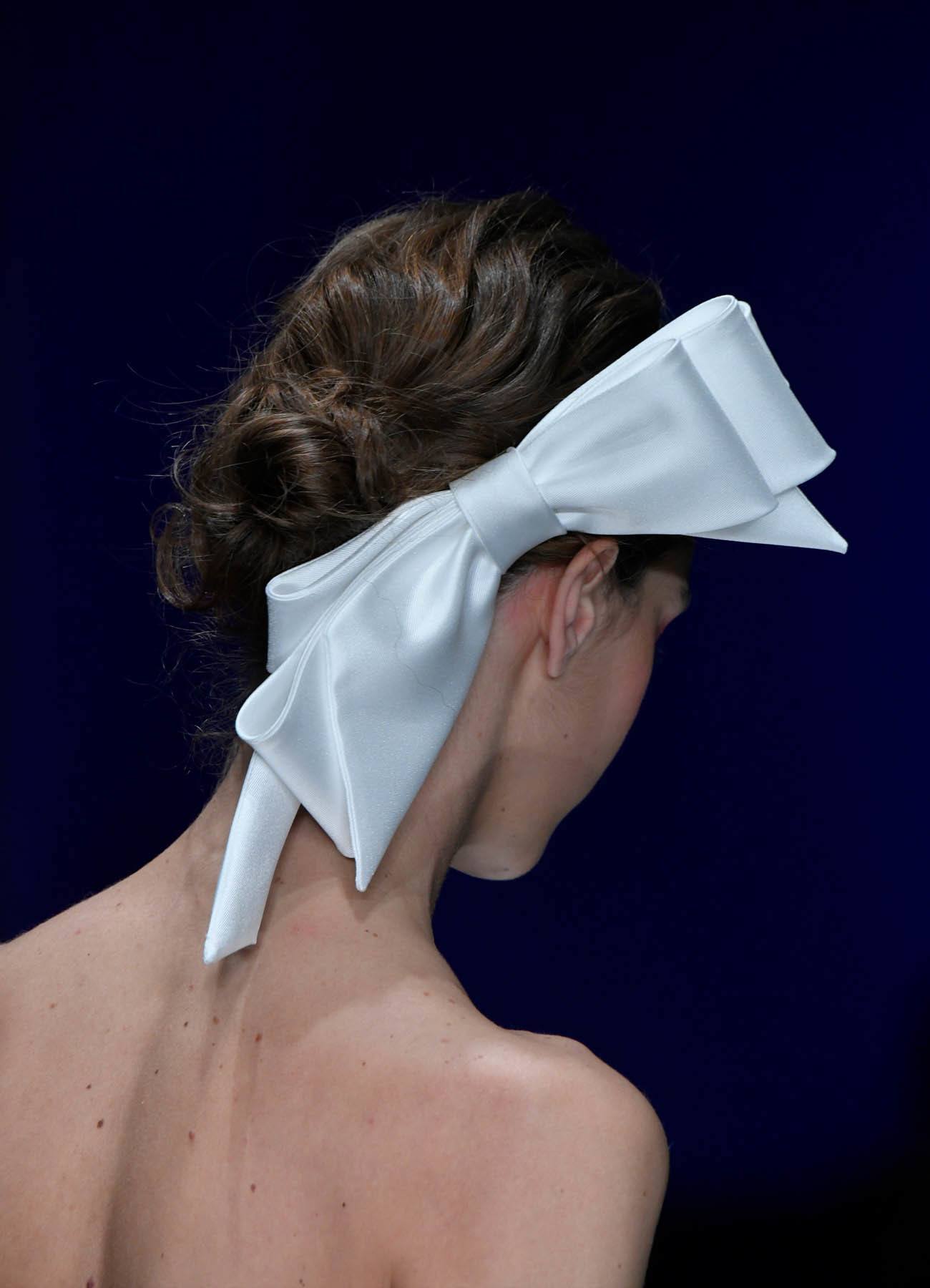 ผมเกล้า ผูกแบบเอียงข้างนิดๆ (Credit: Rex by Shutterstock)