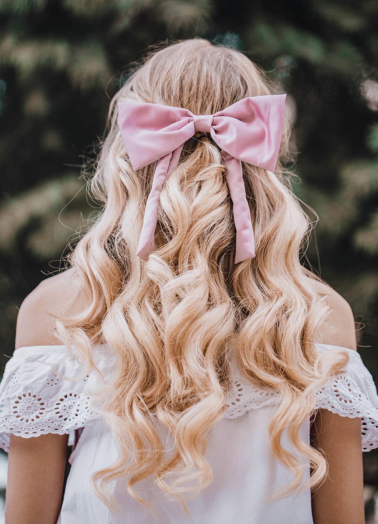 โบว์กำมะหยี่สีชมพูอ่อน (Credit: Rex by Shutterstock)