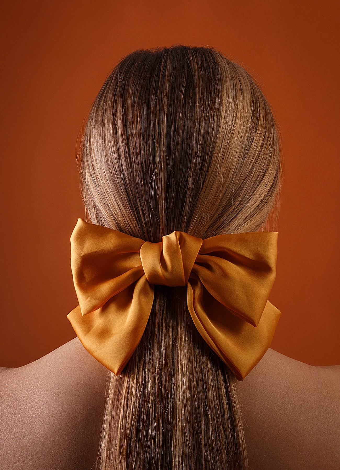 โบว์สีชาดูวินเทจนิดๆ (Credit: Rex by Shutterstock)