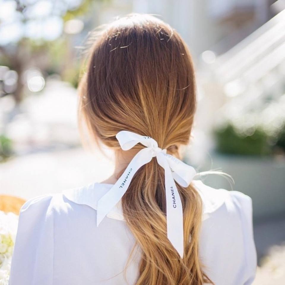 ผมรวบต่ำ ผูกริบบิ้น Chanel (Credit: Pinterest)