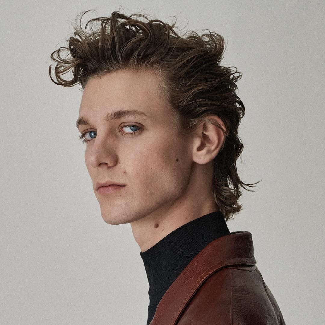 ผู้ชายฝรั่ง ไว้ผมสั้น ผมสีน้ำตาลเข้ม ทรงผมชายไทย