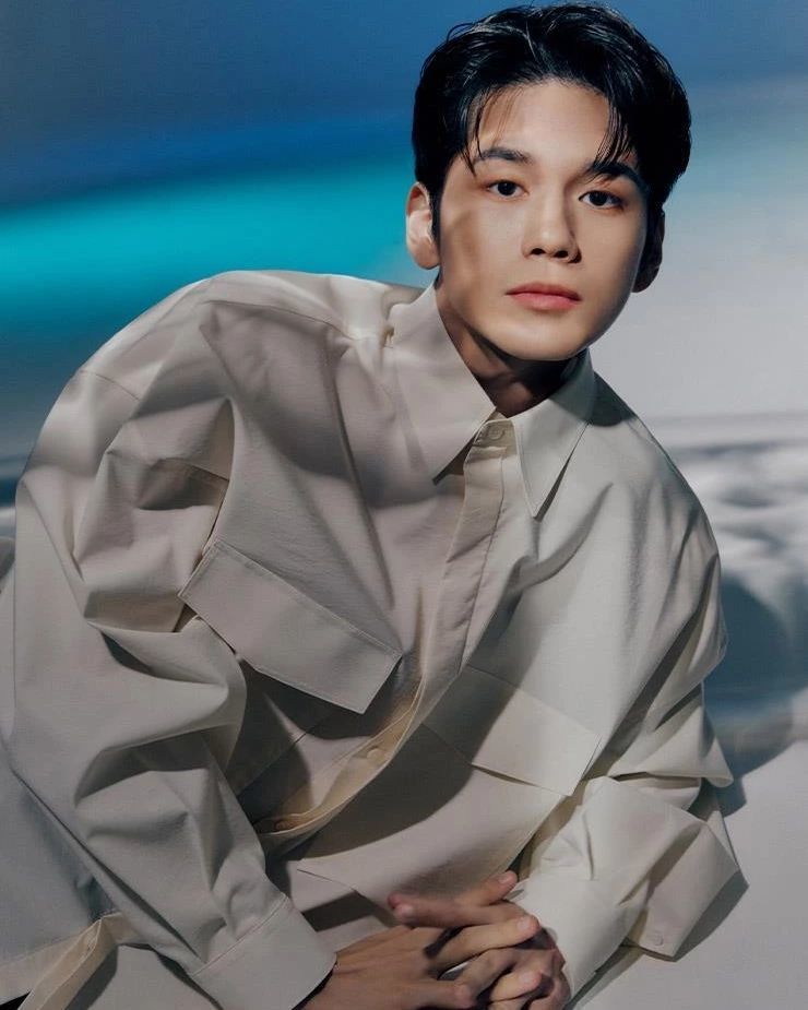 ผู้ชายเอเชียไว้ผมสั้น ผมสีดำ ทรงผมชายไทย