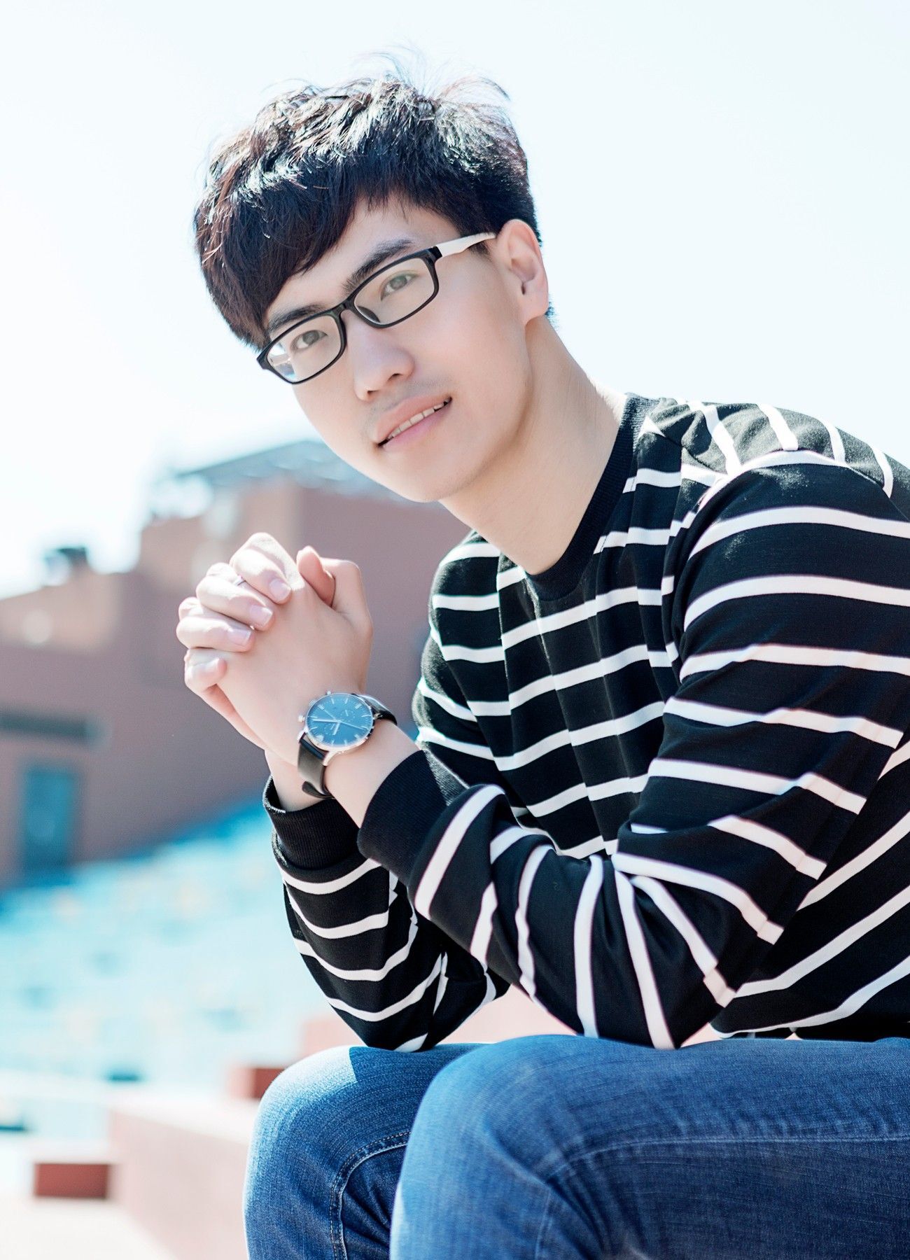 ทรงผมชายไทย ผู้ชายใส่เสื้อลายทาง สวมแว่นตา