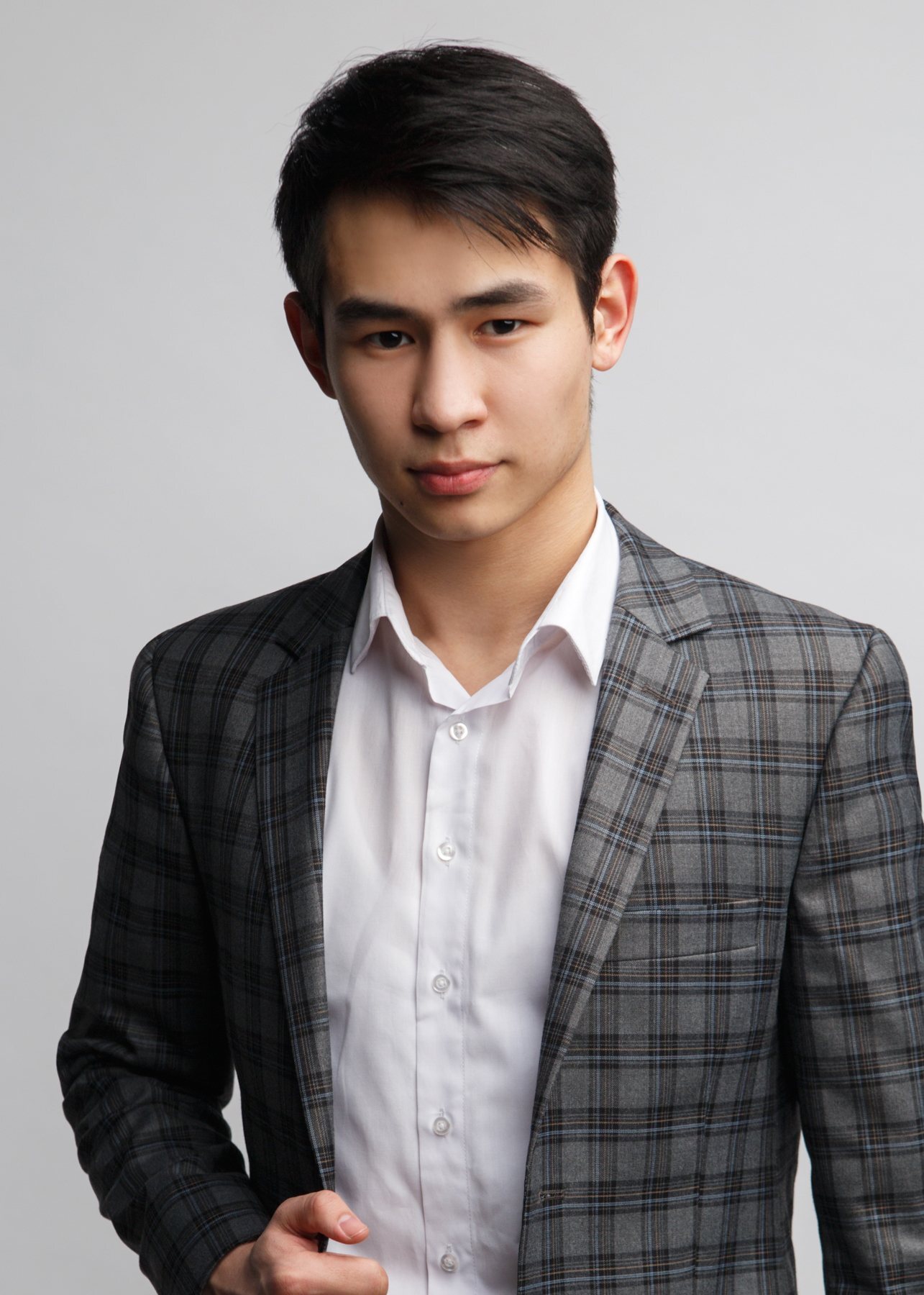 ผู้ชายใส่สูท ผมสั้นแสกข้าง