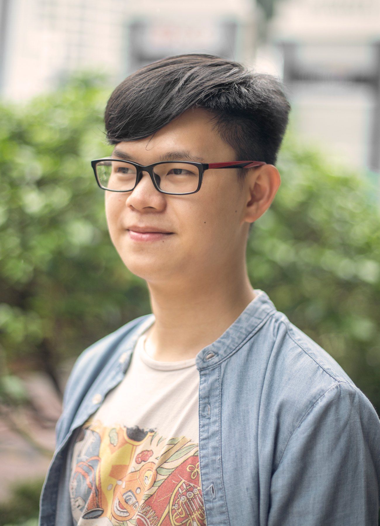 ผู้ชายไทยตัดผมสั้น ใส่แว่นสายตา