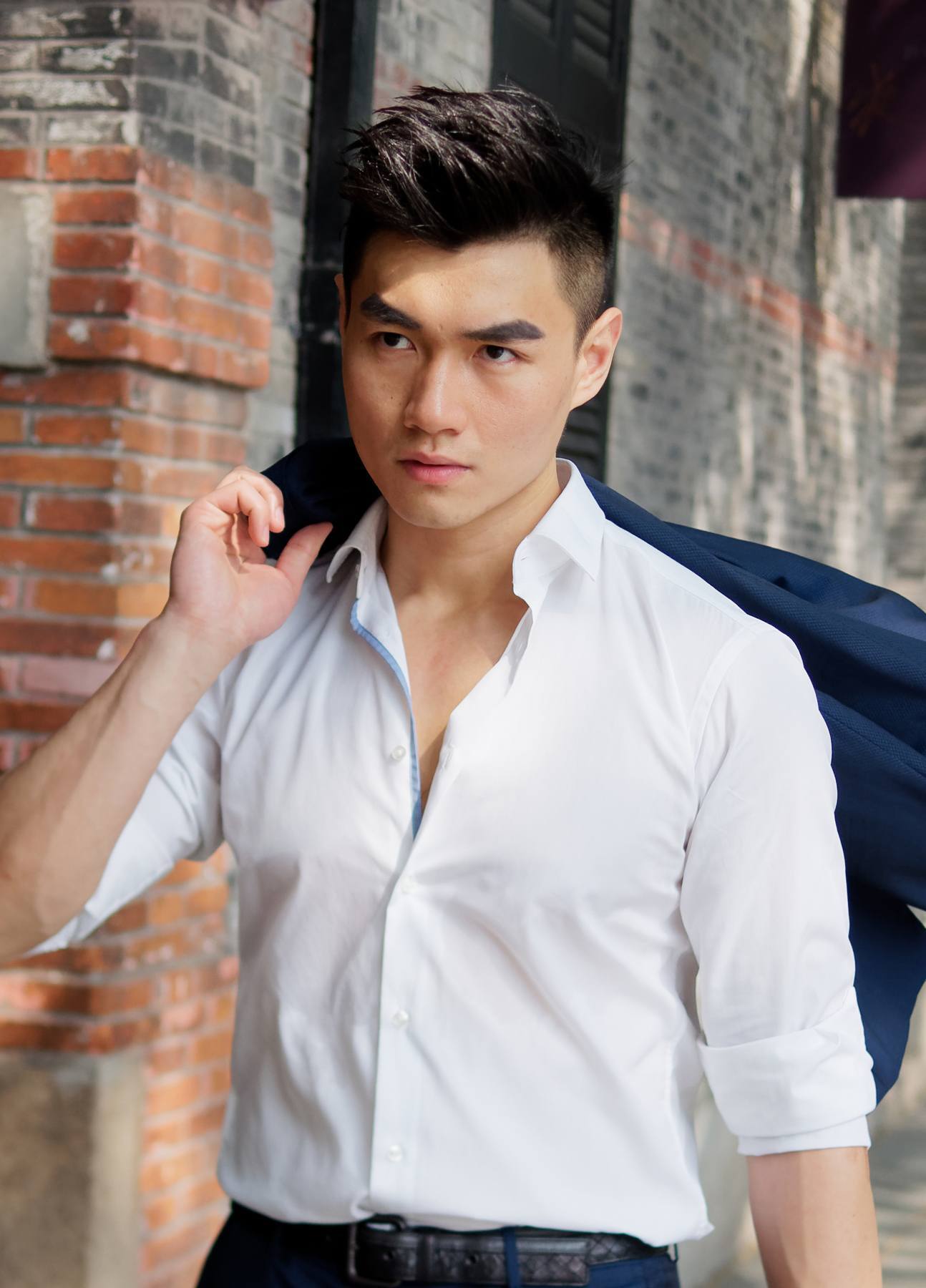 ทรงผมชายไทย ผู้ชายกำลังเดิน และถือเสื้อสูท