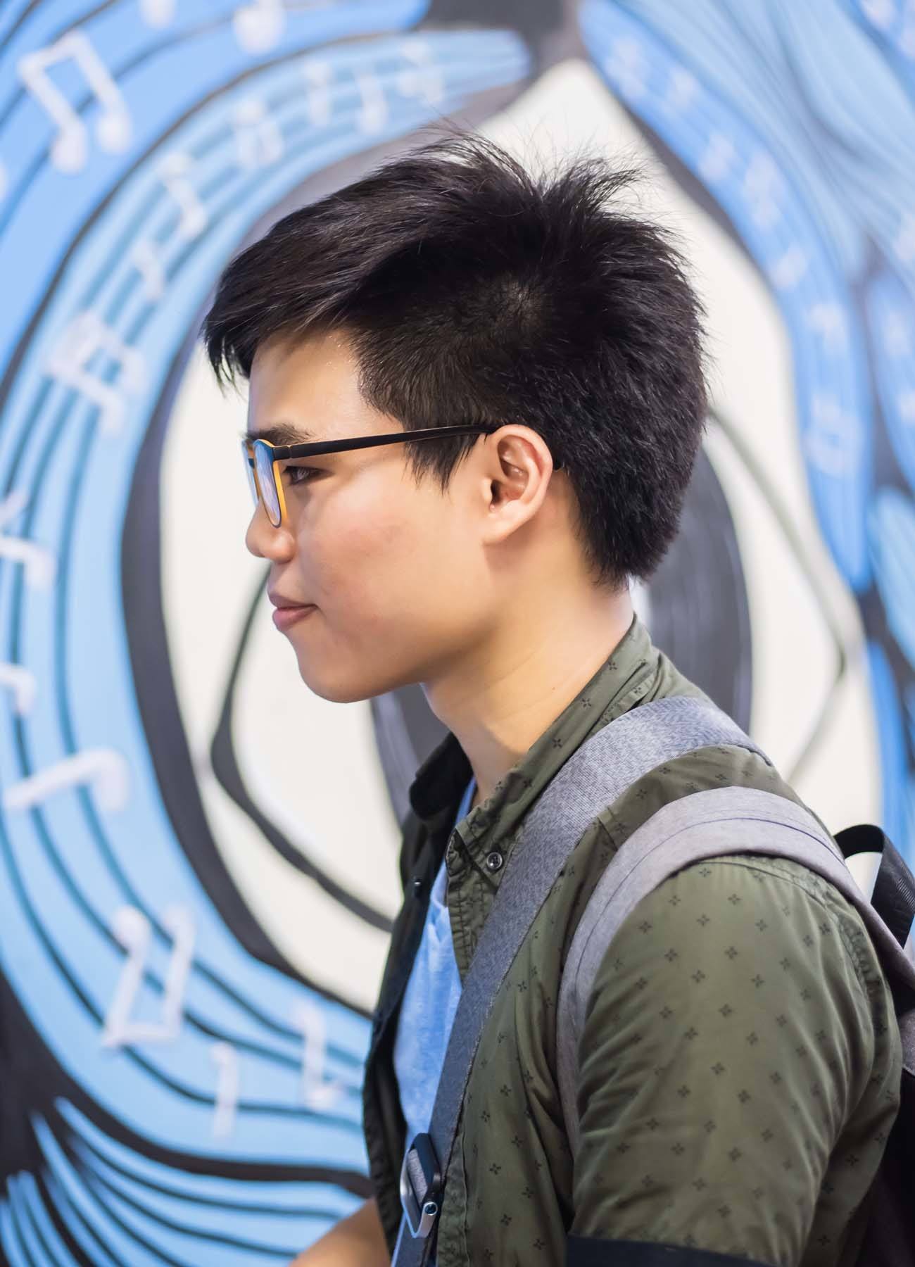 ผู้ชายไทยตัดผมสั้น ใส่แว่นสายตา