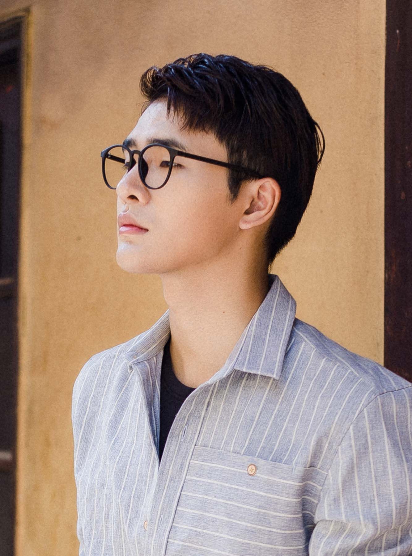 ผู้ชายไทยตัดผมสั้น ใส่แว่นสายตา