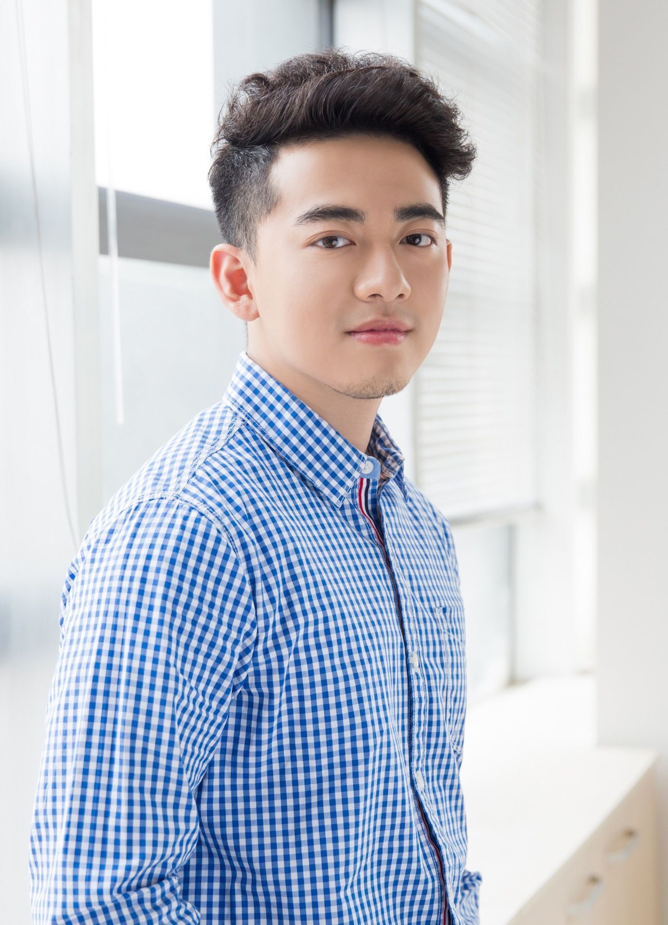 ทรงผมชาายไทย ผู้ชายใส่เสื้อเชิ้ต ลายสก๊อต สีฟ้า