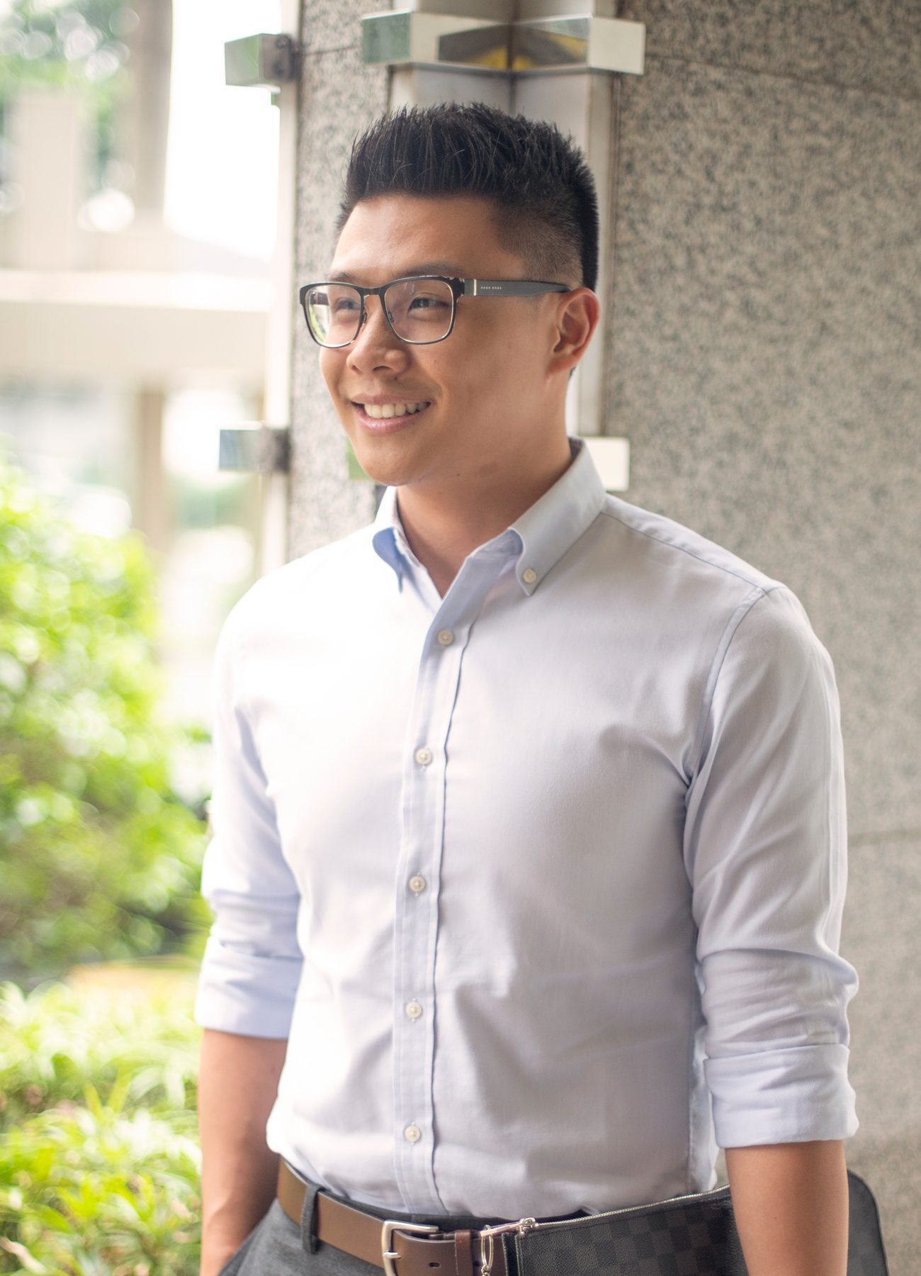 ผู้ชายไทยตัดผมสั้น ใส่แว่นสายตา