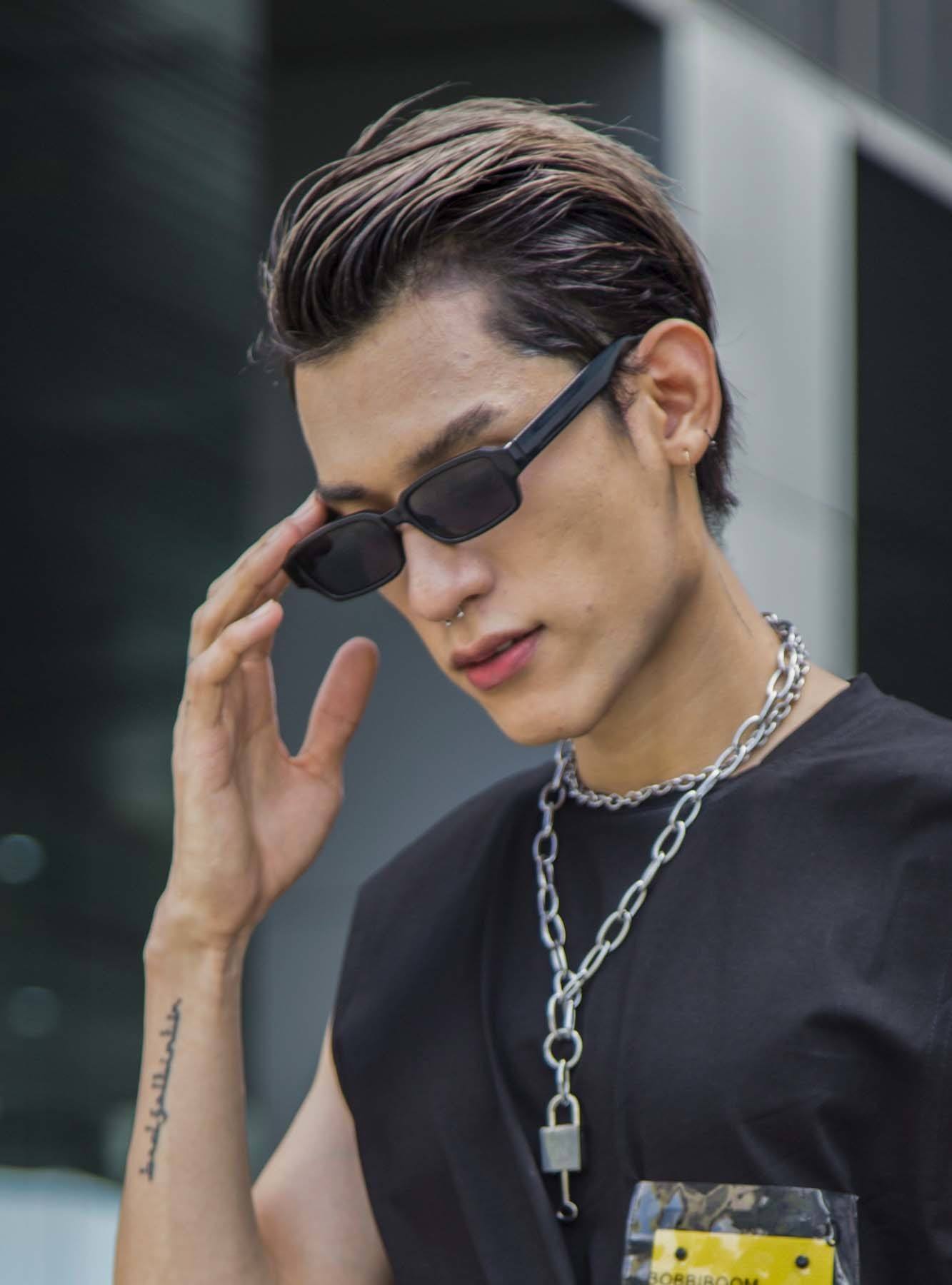 ผู้ชายไทยตัดผมสั้น ใส่แว่นตากันแดด