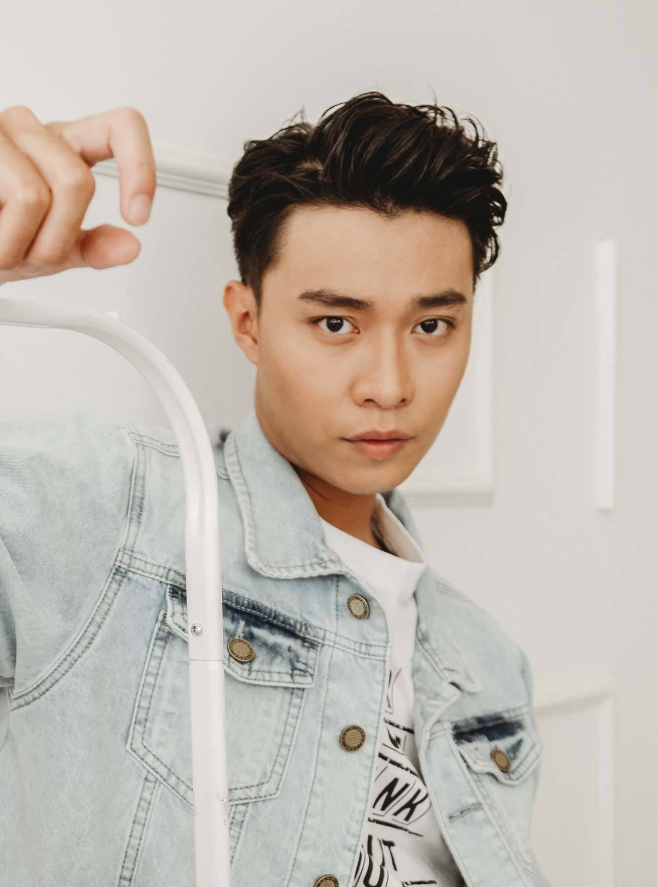 ผู้ชายไทยตัดผมสั้น ใส่เสื้อยีนส์