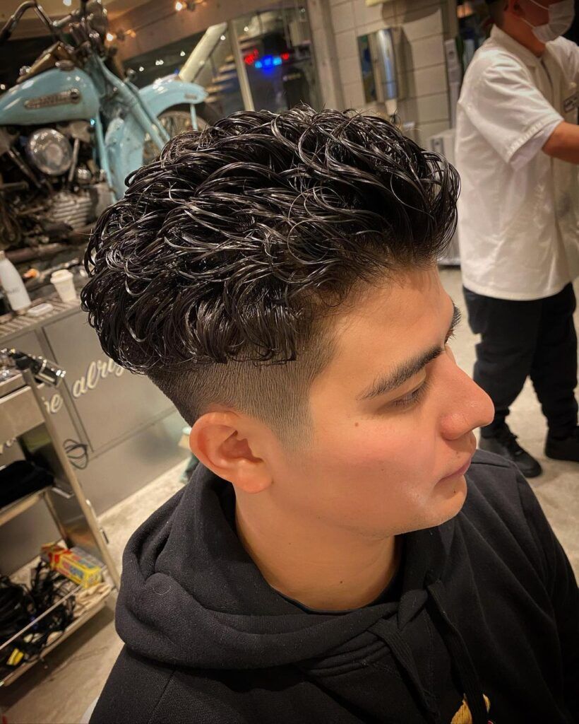 ผู้ชายเอเชียไว้ผมสั้น ผมสีดำ ทรงผมชายไทย