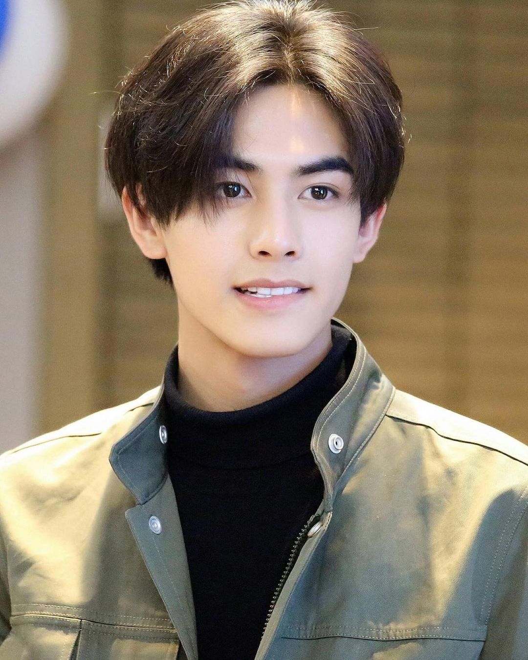 ผู้ชายเอเชียไว้ผมสั้น ผมสีน้ำตาลเข้ม ทรงผมชายไทย