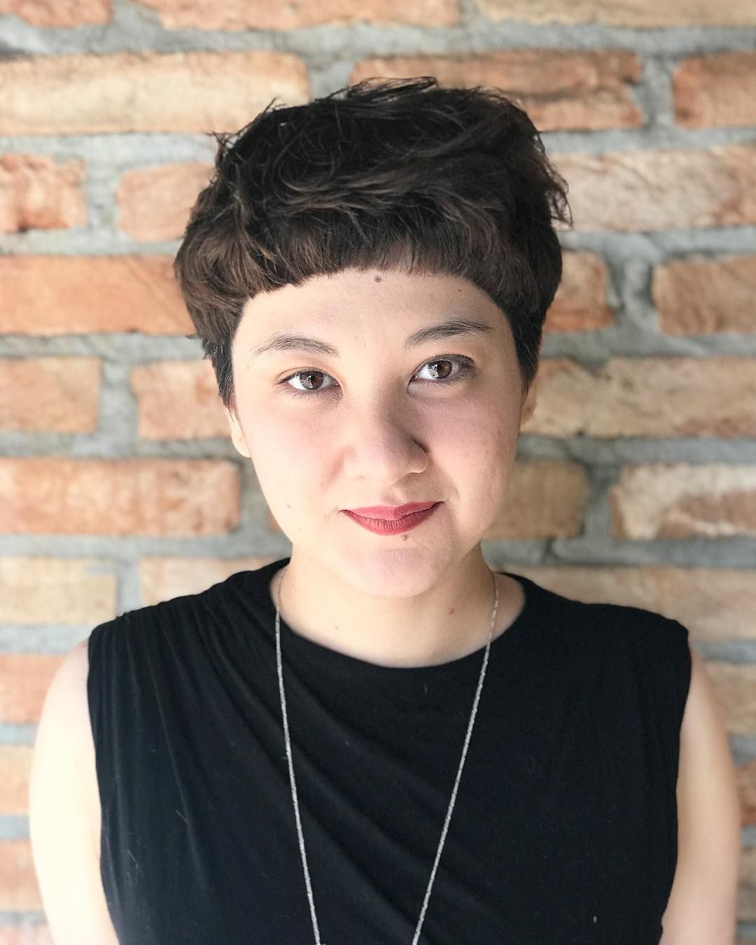 ผู้หญิงเอเชีย ไว้ผมสั้นสีดำ ตัดผมทรงโบว์คัต ทรงผมแม่ลูกอ่อน