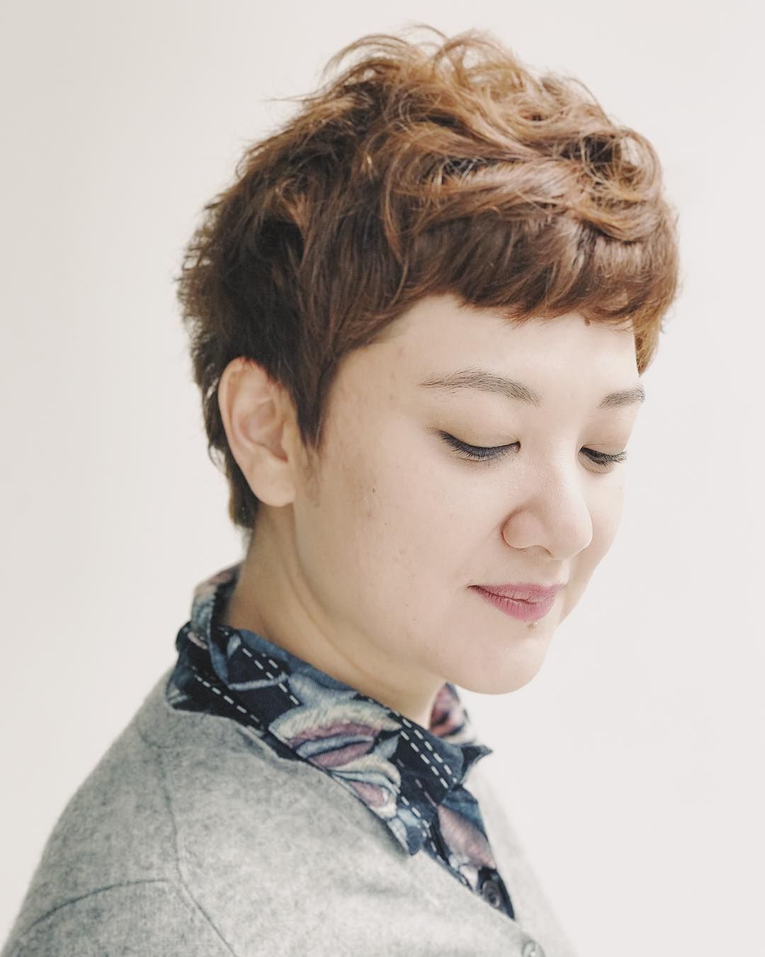 ผู้หญิงเอเชีย ไว้ผมสั้นสีน้ำตาลอ่อน ตัดผมทรงหัวเห็ด ทรงผมแม่ลูกอ่อน