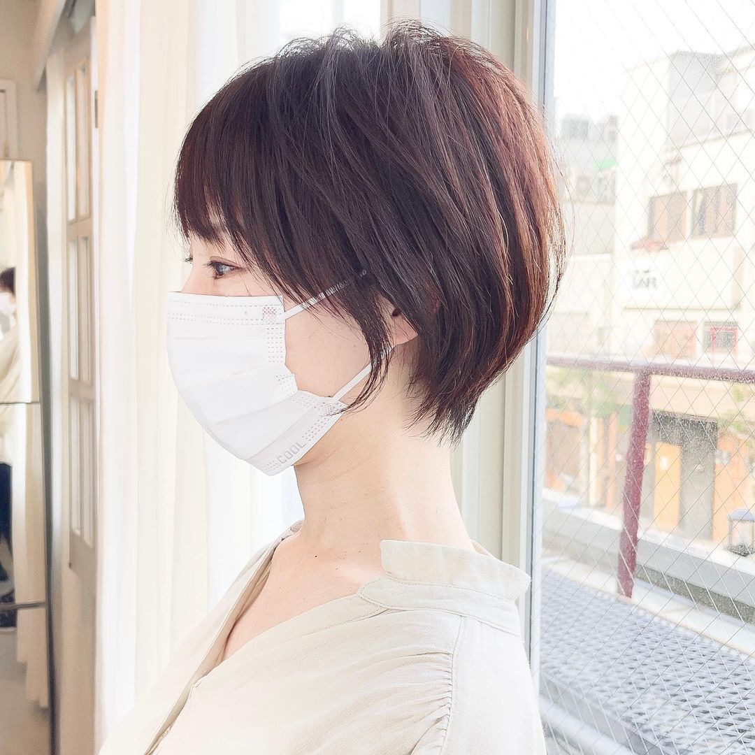 ผู้หญิงญี่ปุ่น ไว้ผมสั้นสีน้ำตาลเข้ม ตัดผมซอยสั้นกับหน้าม้า