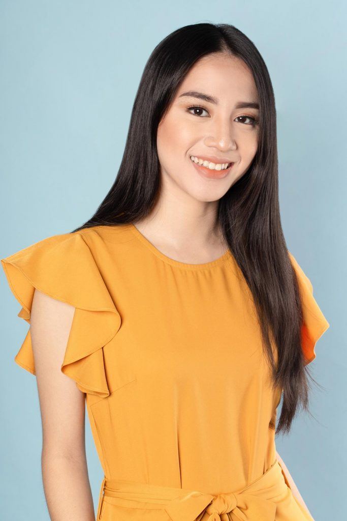 ผู้หญิงเอเชีย สาธิตวิธีการทำผม ผมเปียหางม้า