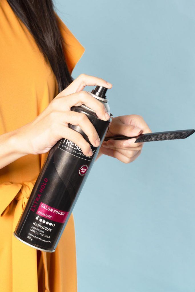 ผู้หญิงเอเชีย สาธิตวิธีการทำผม ผมเปียหางม้า