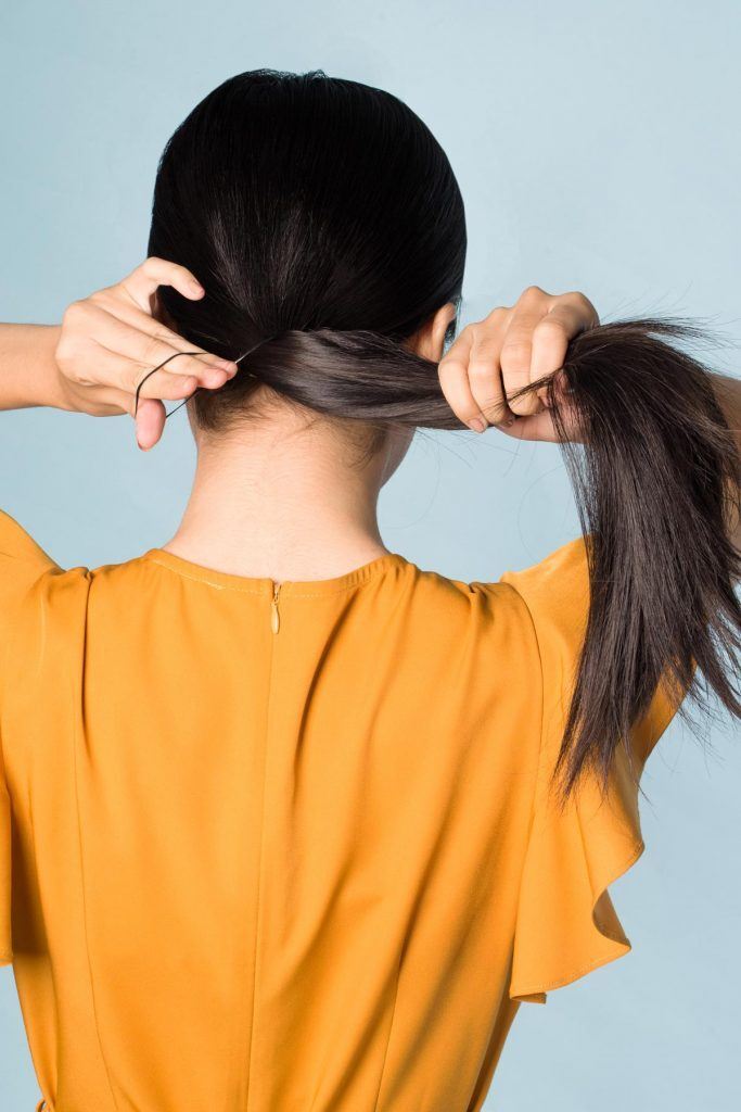 ผู้หญิงเอเชีย สาธิตวิธีการทำผม ผมเปียหางม้า