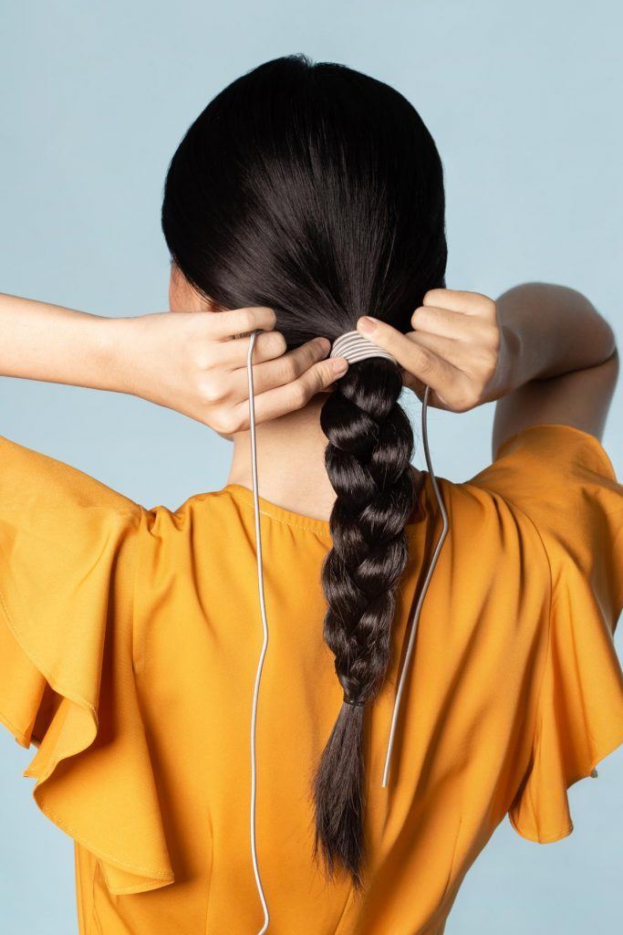 ผู้หญิงเอเชีย สาธิตวิธีการทำผม ผมเปียหางม้า