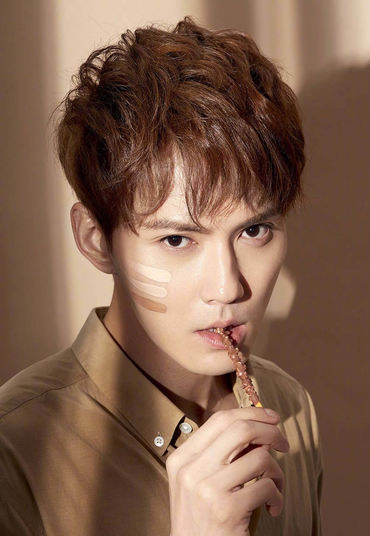 สีน้ำตาลช็อกโกแลต (Chocolate Brown) (Credit: Rex by Shutterstock)