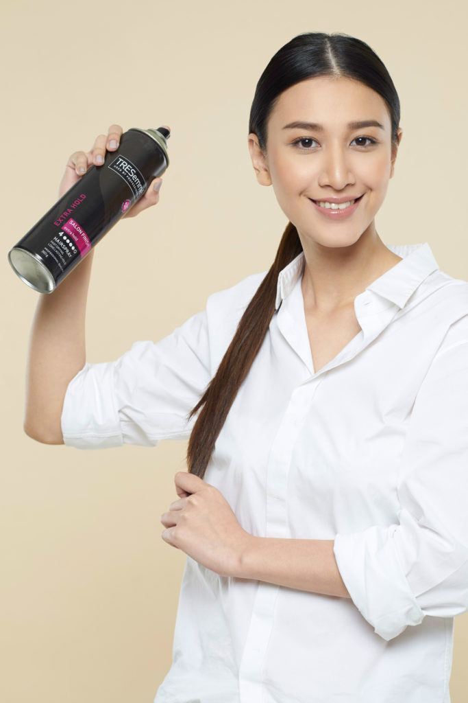 ทรงผมหางม้าต่ำแสกกลาง มัดผมหางม้า ผมยาว ผมตรง