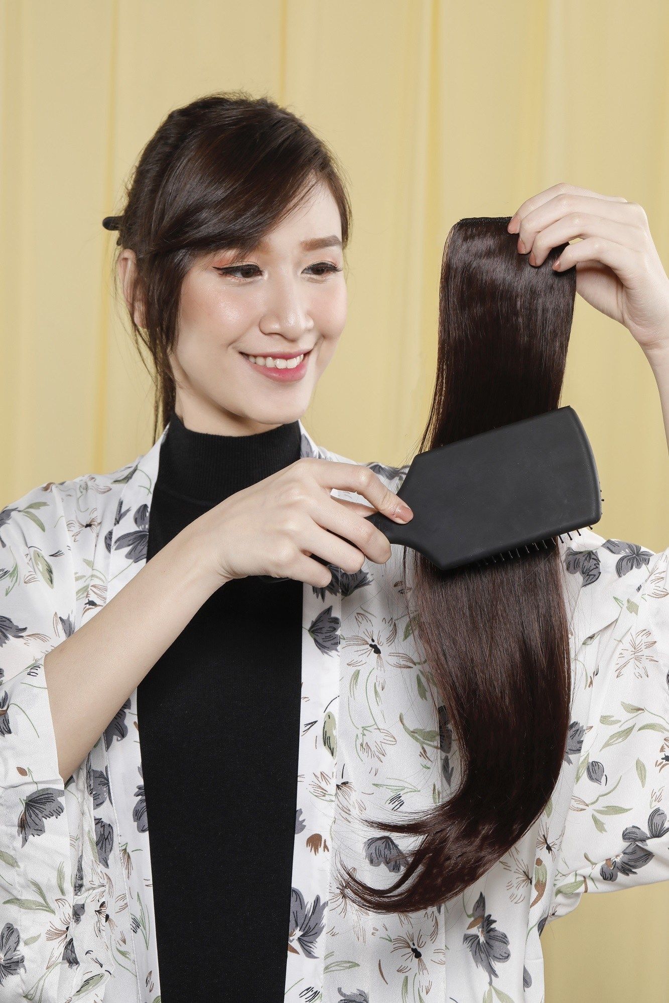 wanita asia menyisir rambut palsu sambungan