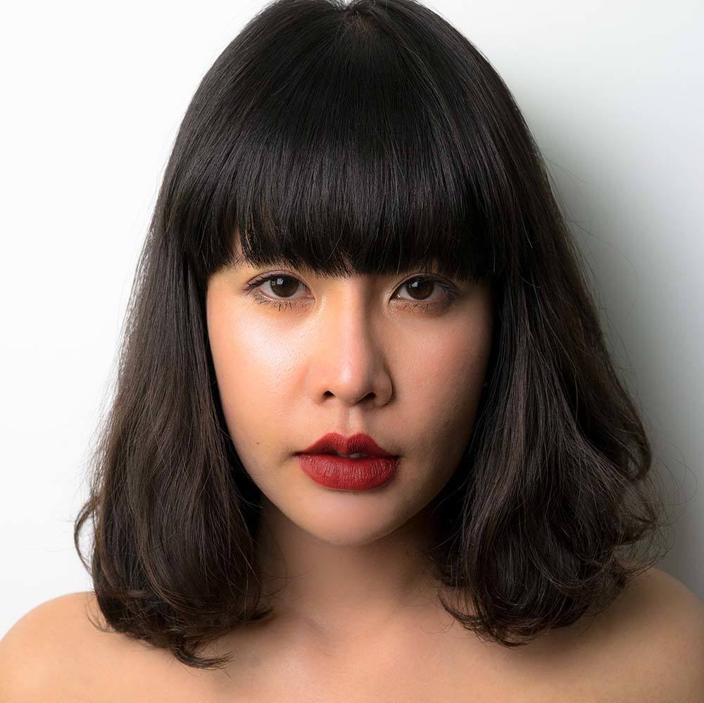 ผู้หญิงเอเชีย ผมบ๊อบประบ่า สีน้ำตาลเข้ม ไว้หน้าม้า ผมสั้นหน้ากลม