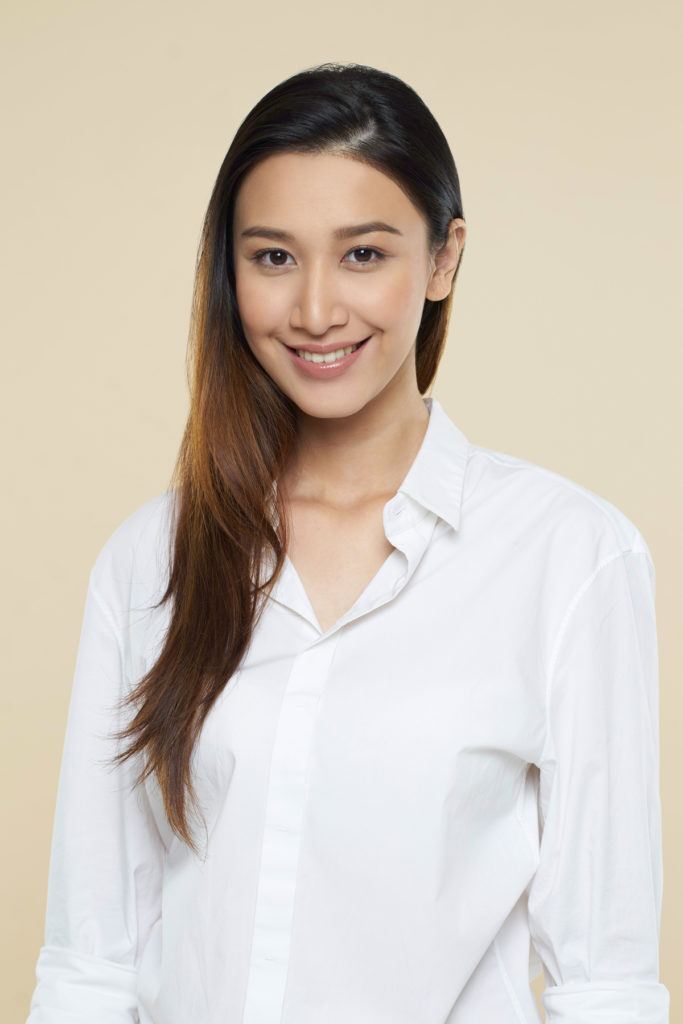 ทรงผมหางม้าต่ำแสกกลาง มัดผมหางม้า ผมยาว ผมตรง