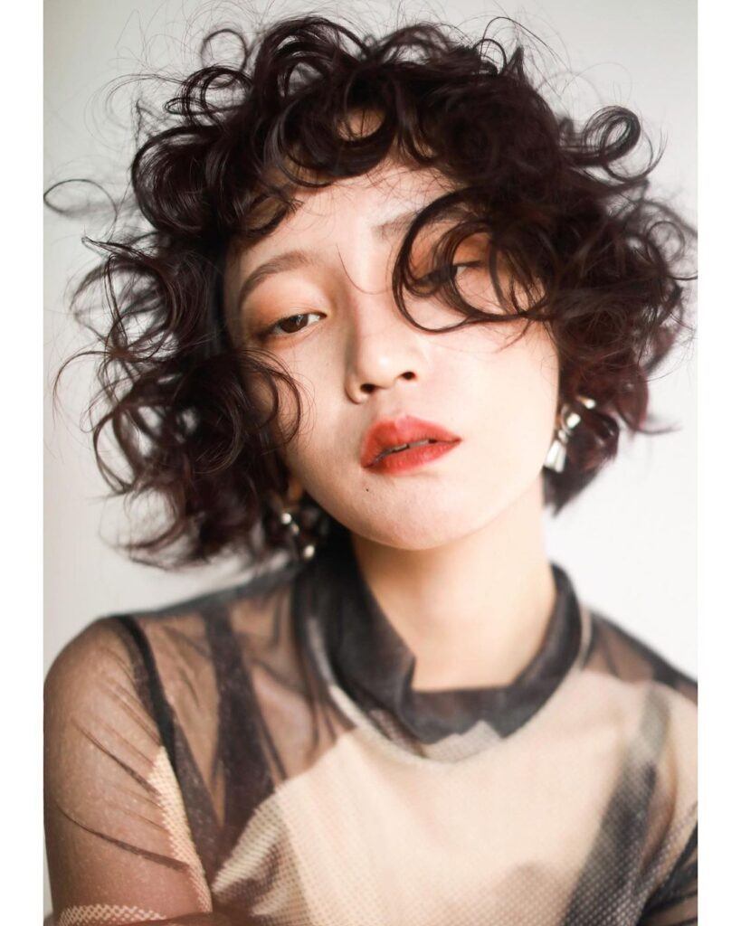 ผู้หญิงเอเชีย ผมยาวสีดำ ทรงผมคนหน้ากลม