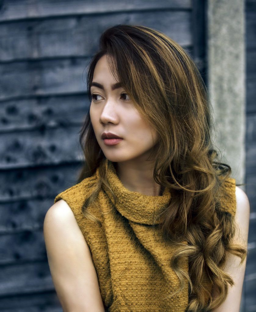 ผู้หญิงเอเชีย ไว้ผมยาวทำสีผมไฮไลต์ ทรงผมยาวหน้ากลม