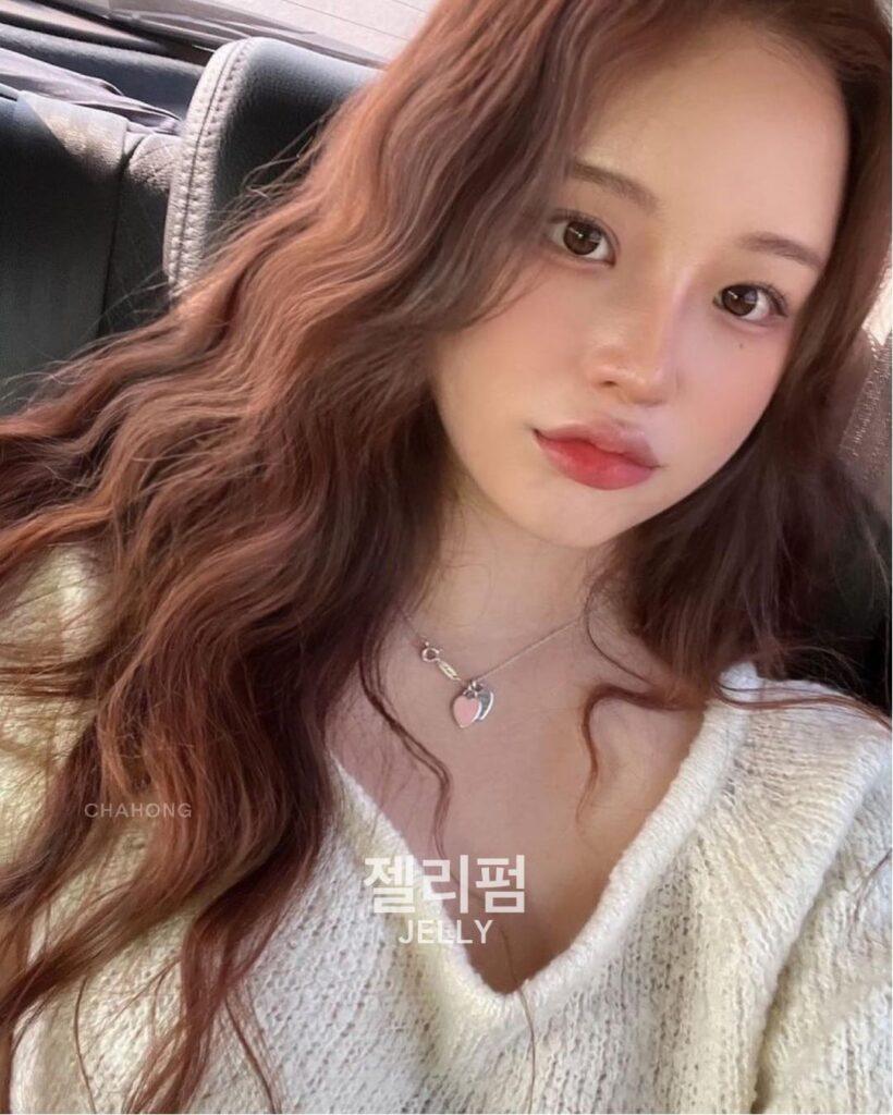 ผู้หญิงเอเชีย ผมยาวสีน้ำตาล ทรงผมคนหน้ากลม