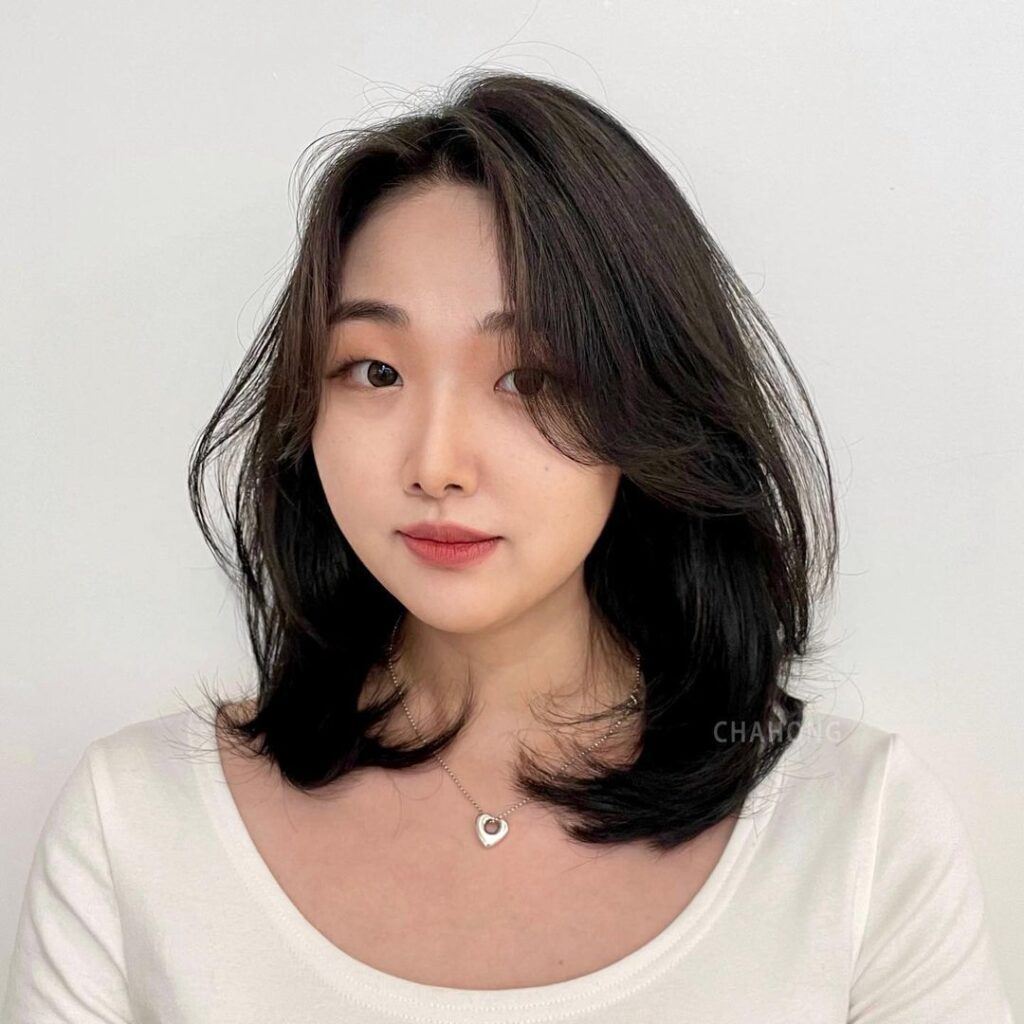 ผู้หญิงเอเชีย ผมยาวสีดำ ทรงผมคนหน้ากลม