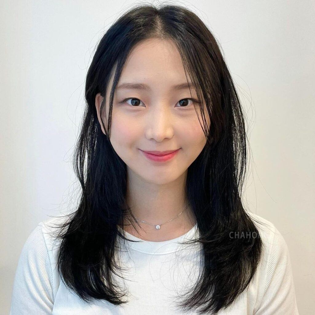 ผู้หญิงเอเชีย ผมยาวสีดำ ทรงผมคนหน้ากลม