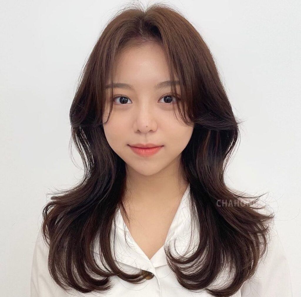 ผู้หญิงเอเชีย ผมยาวสีดำ ทรงผมคนหน้ากลม