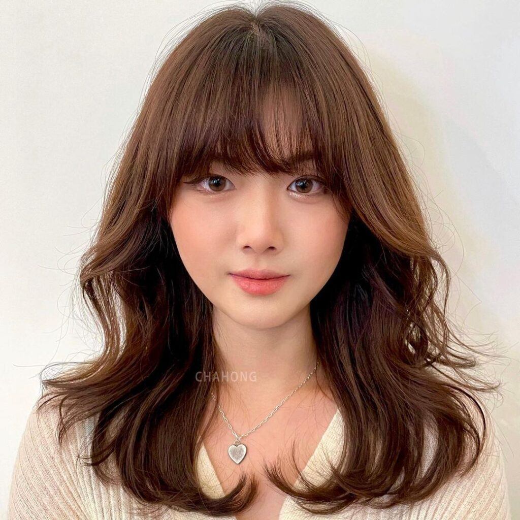 ผู้หญิงเอเชีย ผมยาวสีน้ำตาล ทรงผมคนหน้ากลม