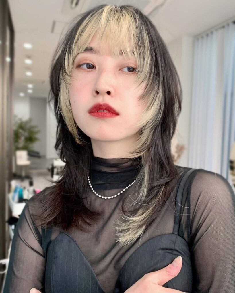 ผู้หญิงเอเชีย ผมยาว ย้อมผมทำไฮไลต์สีบลอนด์ ทรงผมคนหน้ากลม