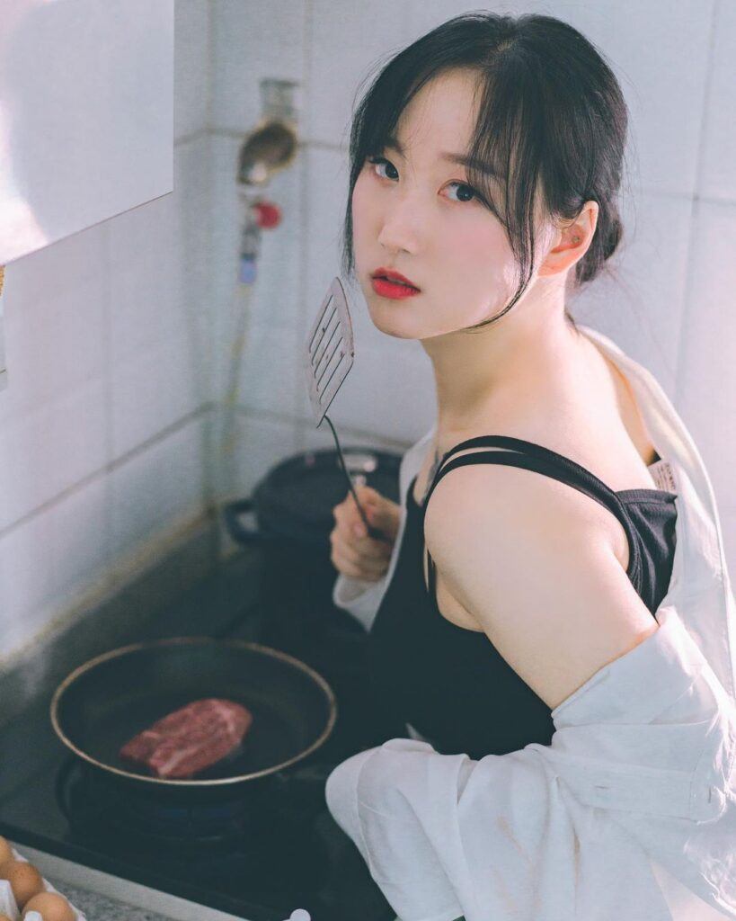 ผู้หญิงเอเชีย ผมยาวสีดำ ทรงผมคนหน้ากลม